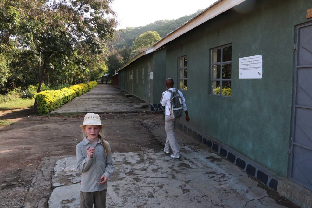 Meisje bij school in Afrika